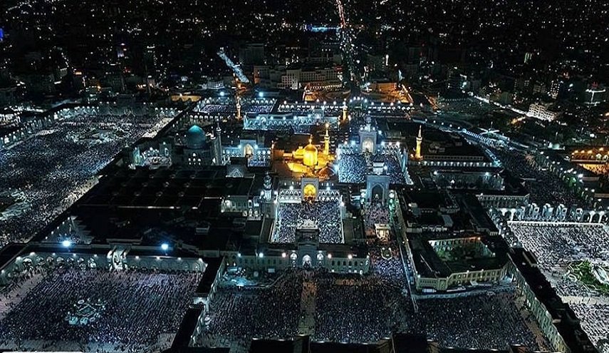 بالصور..لوحة ايمانية مميزة من احياء اول ليلة قدر في حرم الامام الرضا عليه السلام