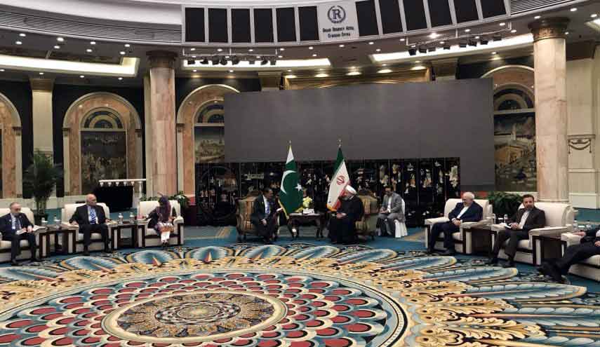 روحاني يبحث مع نظيره الباكستاني القضايا ذات الاهتمام المشترك