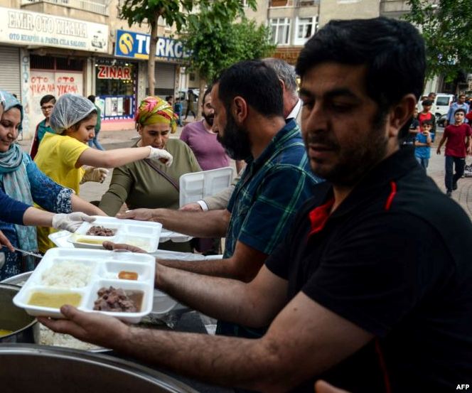 مسلمانان آخرين روزهاي ماه مبارك را چگونه مي گذراند؟ +تصوير