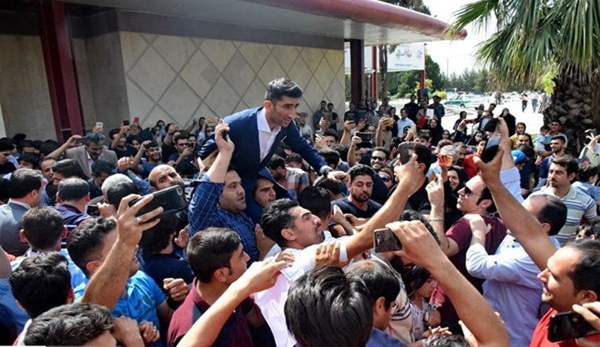 استقبال شعبي مهيب لـ "بيرانوند" حارس مرمى منتخب ايران