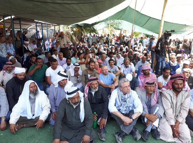 المقدسيون يؤدون صلاة الجمعة في الخان الأحمر لمنع هدمه (صور)
