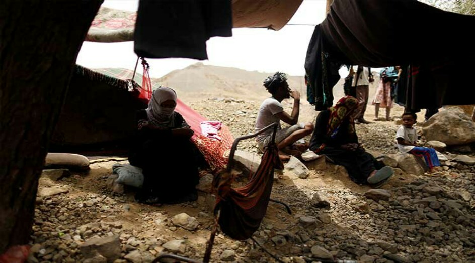 صور مروعة... ضباط الإمارات يمثلون بجثة معتقل يمني ويفقأون عينه !!