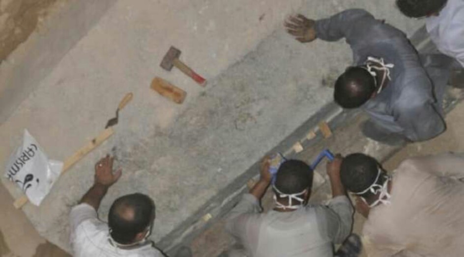 شاهد الصور الأولى لفتح تابوت الإسكندرية.. العثور على شيء غريب بداخله!