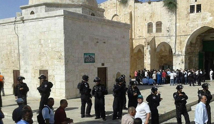 المستوطنون يقتحمون المسجد الأقصى بدعم من شرطة الاحتلال