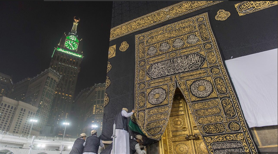 بالصور.. رفع كسوة الكعبة استعدادا لموسم الحج