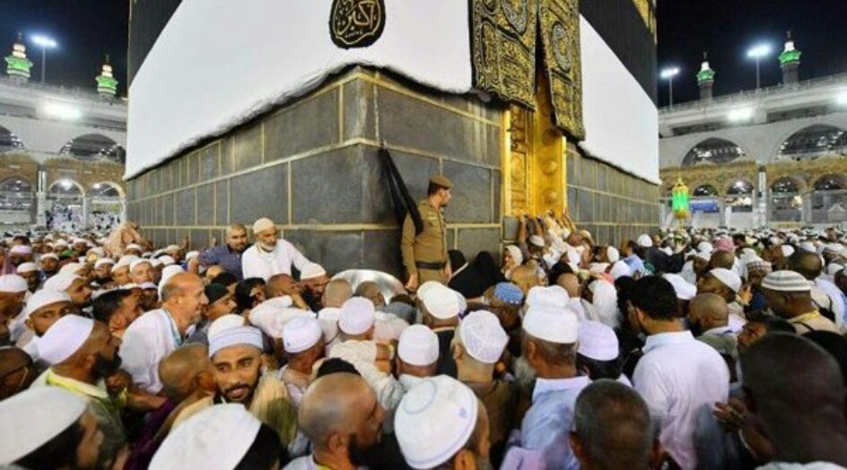 حارس الحجر الأسود.. ما هي وظيفته؟ ولماذا يستبدل كل ساعة؟