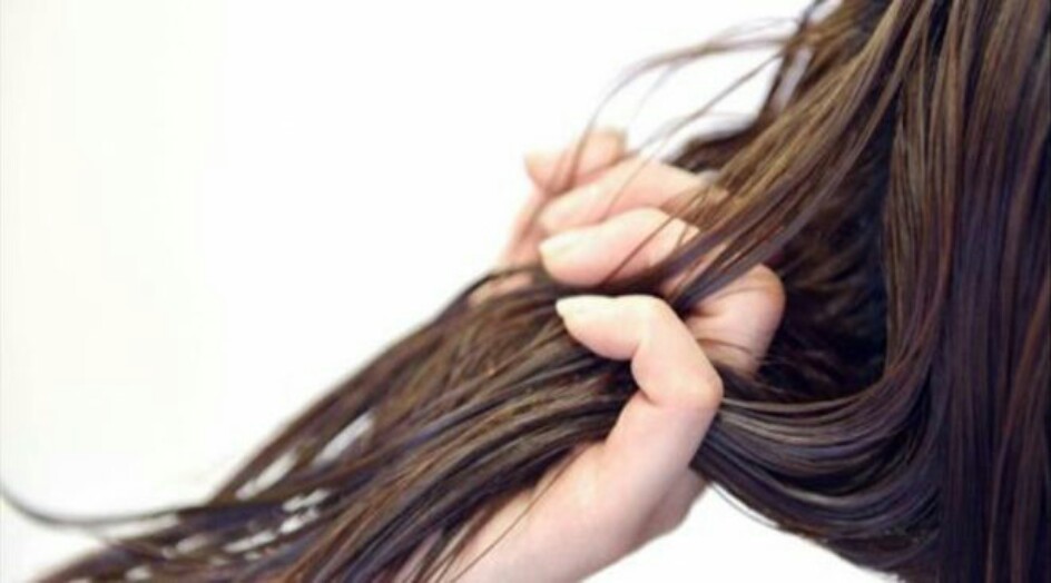 لهذه الأسباب لا تترك شعرك مبللاً لوقت طويل