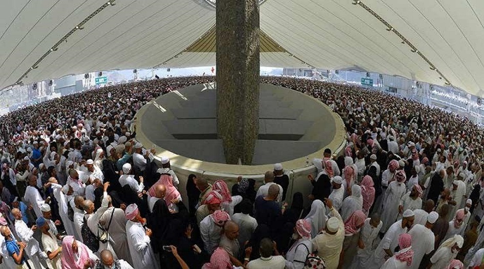 الحجاج يبدأون رمي الجمرات في أول أيام العيد