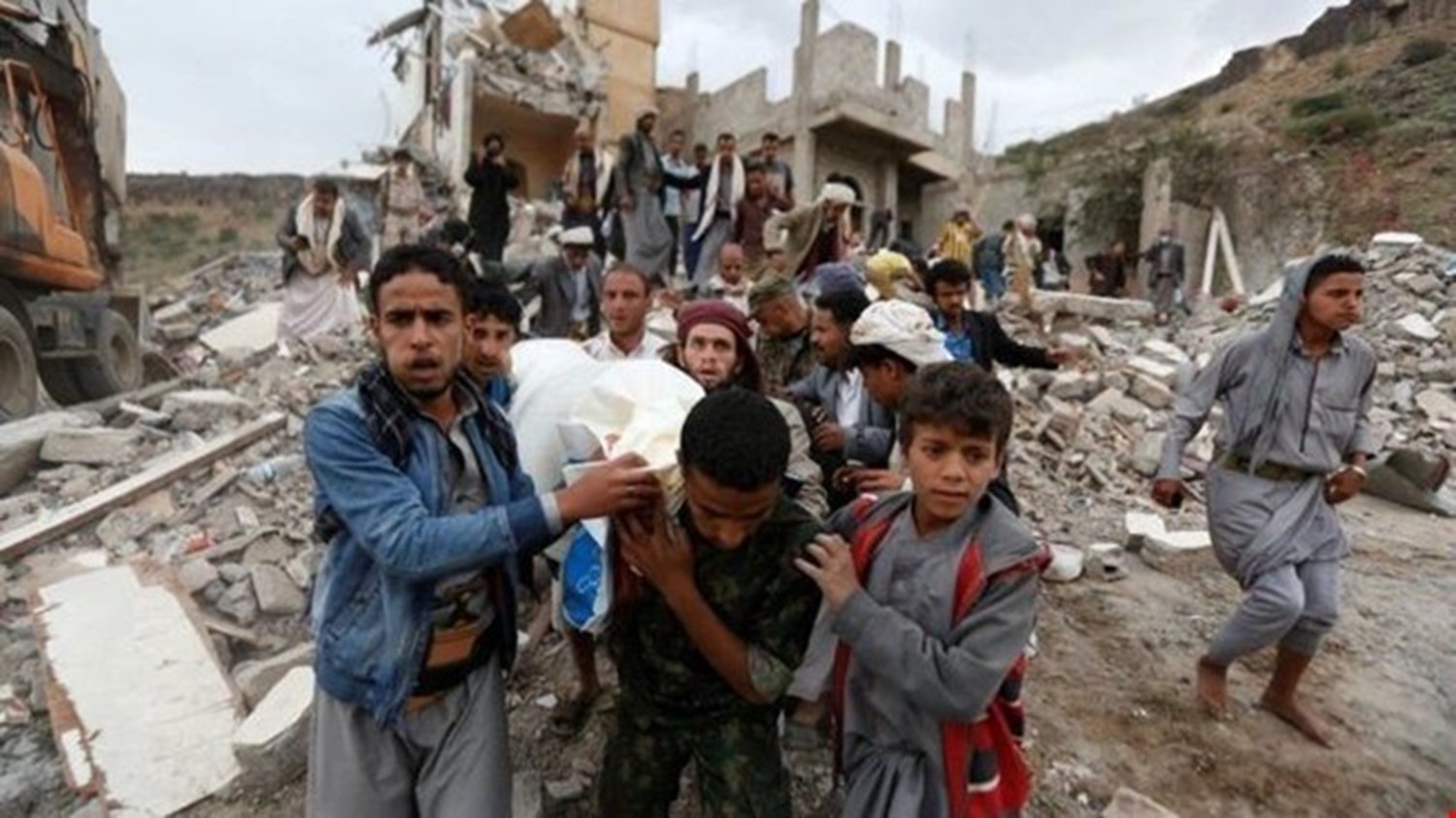 مجزرة جديدة للعدوان السعودي في الحديدة ضحيتها 22 طفلا و4 نساء 