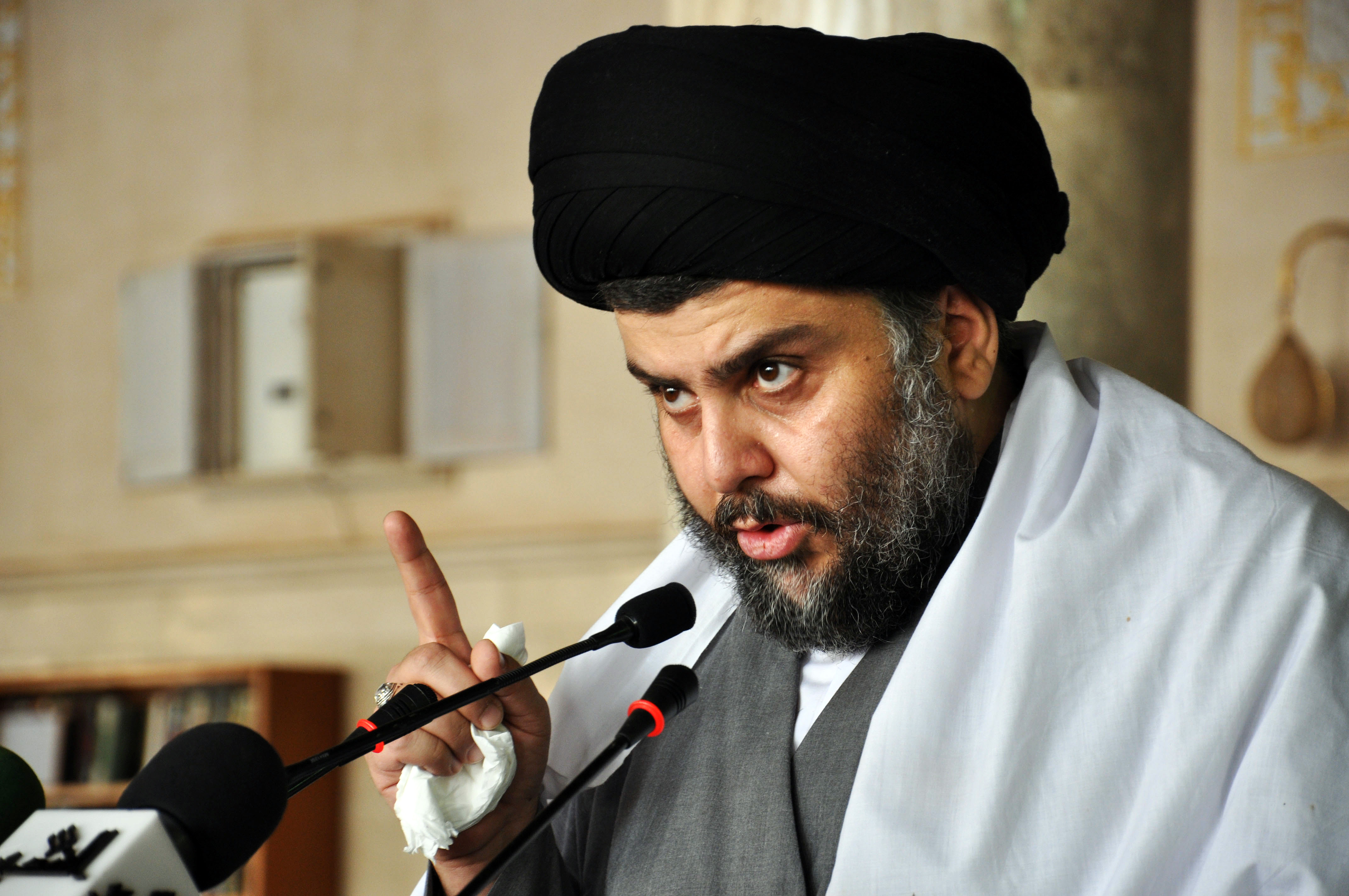 بالصور.. تلبية لدعوة السيد مقتدى الصدر الآلاف يؤدون صلاة الجمعة في الكوفة