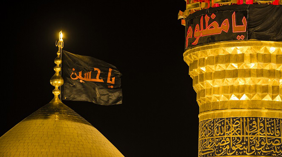 العتبات المقدسة في العراق ترفع الرايات السوداء إيذانا ببدء عزاء آل البيت