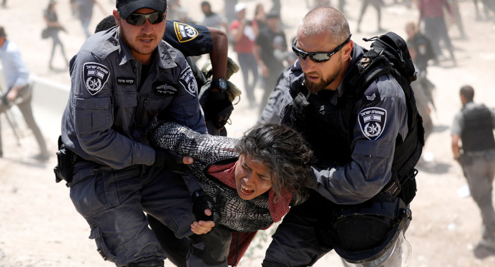 مئات الفلسطينيين يعتصمون في الخان الأحمر دعما لأهله