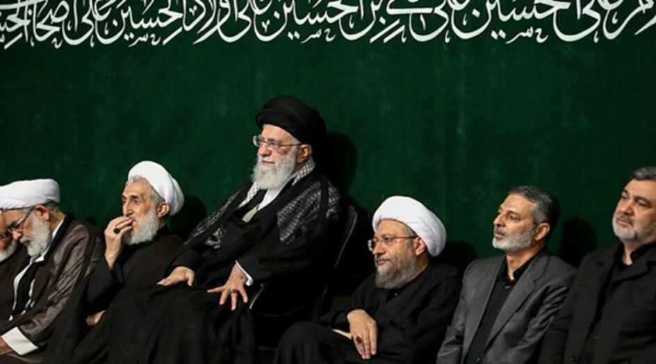 قائد الثورة يحضر مراسم العزاء الحسيني لليلة الثانية في حسينية الامام الخميني (رض)