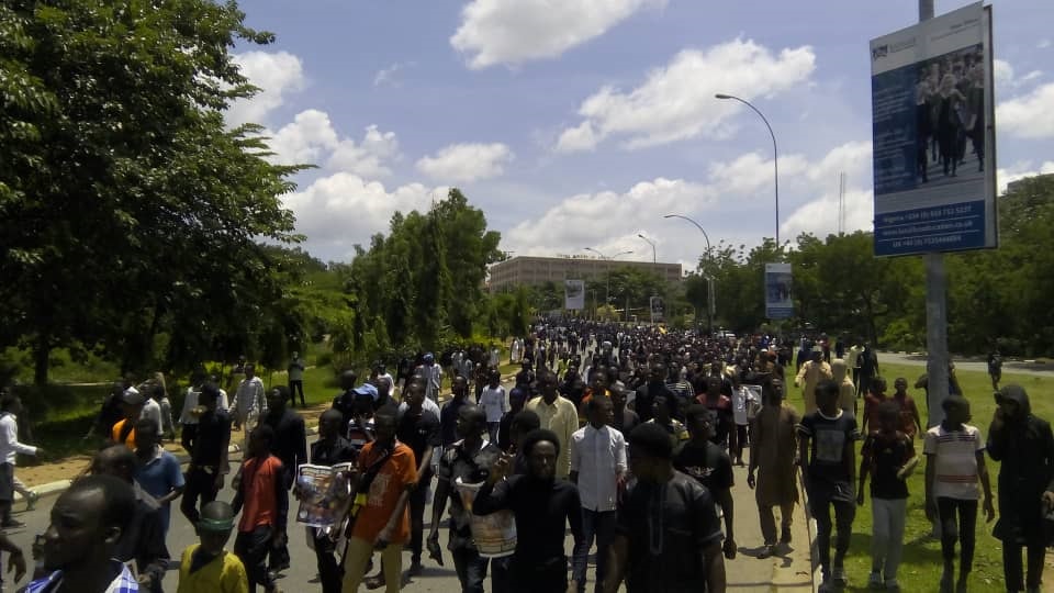 بالصور.. مسيرات في نيجيريا بذكرى استشهاد الإمام الحسين (ع)