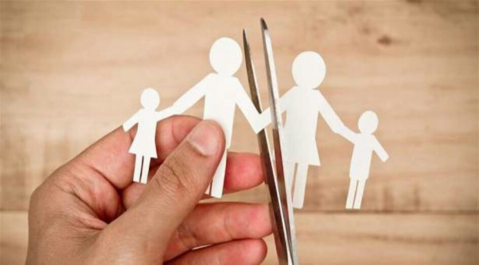 نكتة تسببت بطلاق 17 شخصاً!