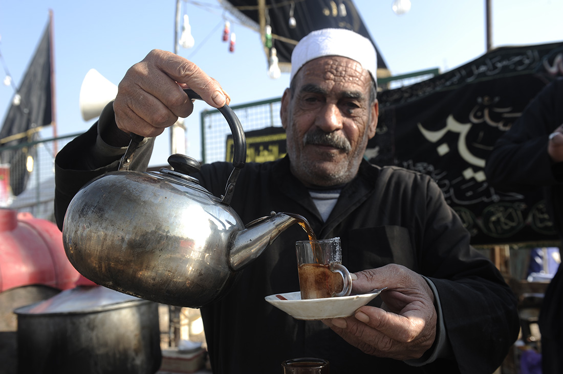العراقيون للإيرانيين: أهلا وسهلا بزوار الإمام الحسين (ع)