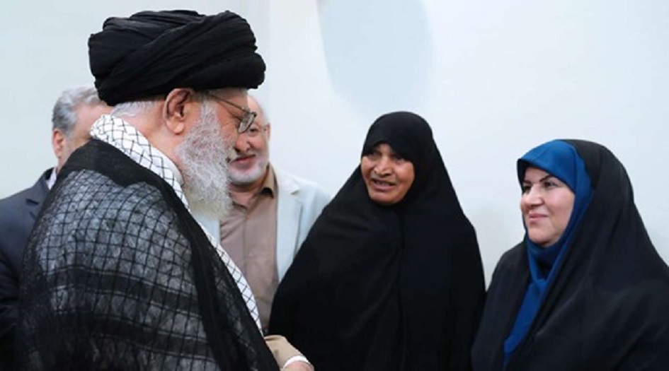 الامام الخامنئي يستقبل راوية ومؤلفة كتاب "فرنكيس"