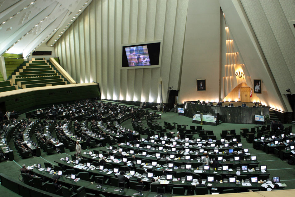 إيران .. إجتماع برلماني مغلق حول سوق العملة الصعبة
