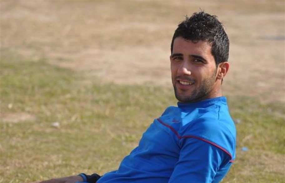 جمهور إيراني يستعد لتعزية اللاعب العراقي بشار رسن بالعربية