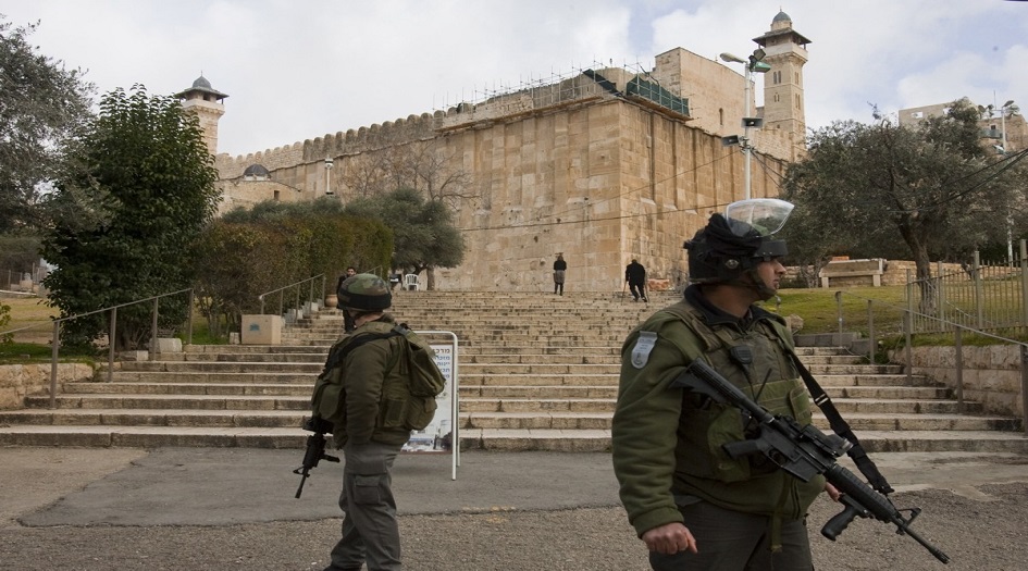 مستوطنون يعتدون على الفلسطينيين في الخليل