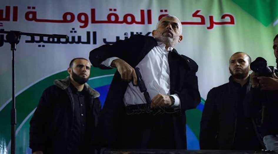 شاهد.. السنوار يعرض سلاحا غنمته "كتائب القسام" من القوة الإسرائيلية