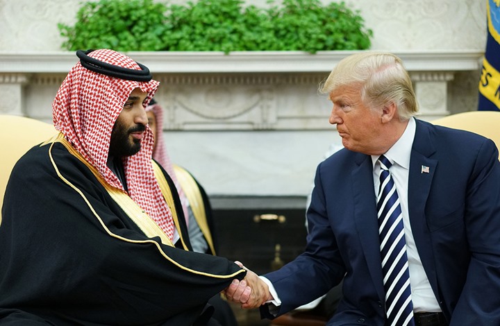 ترامب بيده منشار ويقوم بتقطيع الملف الذي أعدته "سي آي اي"