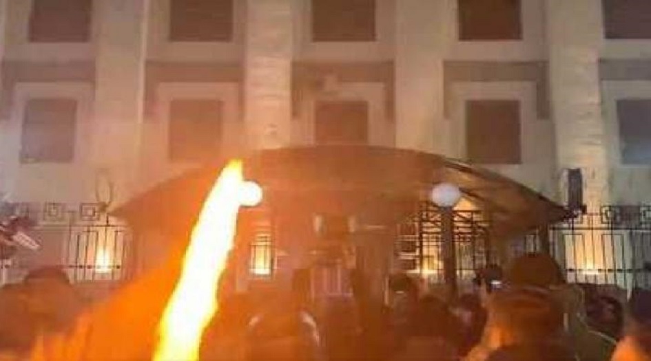  رشق السفارة الروسية في كييف بقنابل دخانية ...والسبب؟