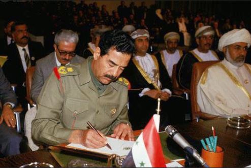 بالصورة..صدام امر بسحب الأوسمة من حكام الخليج الفارسي 