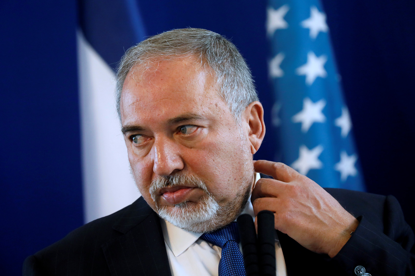 لقاء سري بين ليبرمان ومسؤولين فلسطينيين.. ماذا دار بينهم؟
