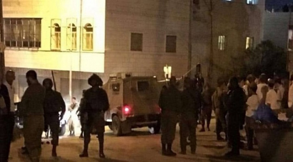 مستوطنون يهاجمون مركزاً بالخليل