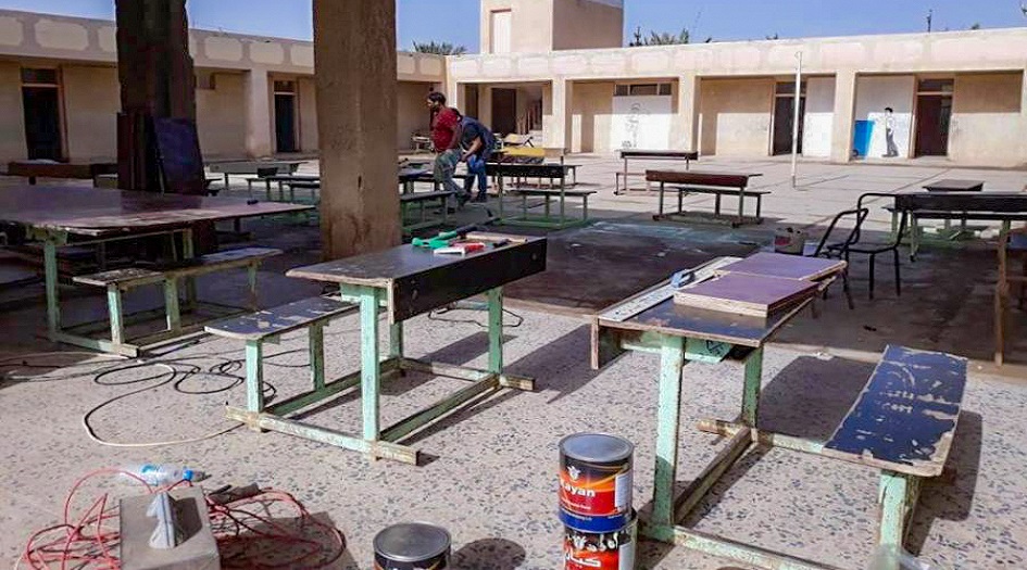 شاهد بالصور...العتبة العلوية ترعى حملة لصيانة مستلزمات المدارس في البصرة
