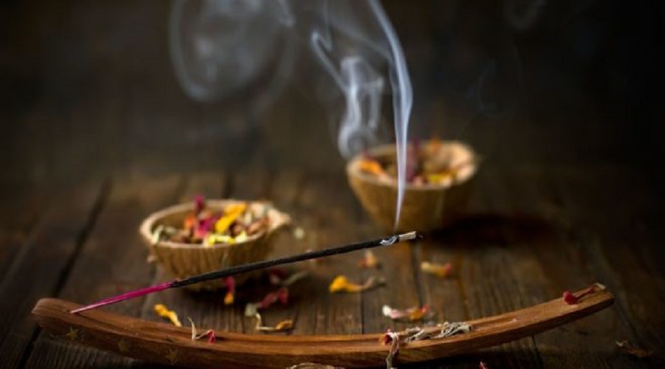 أتعطر منزلك بالبخور ؟ تعرف على مكوناته وهل من داع للقلق ؟