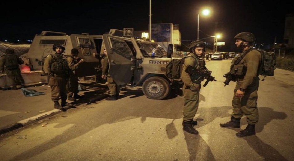 الاحتلال يهدد عائلة فلسطينية ... إما أن تسلم إبنها المطلوب وإما ... !!