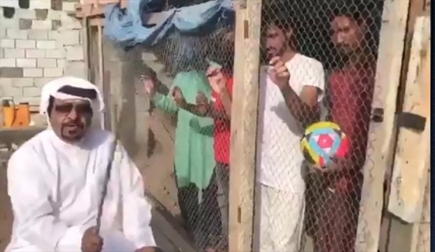 إنها قمة العنصرية ... اماراتي يضع هنودا في قفص الدجاج ويوجه لهم هذا السؤال !