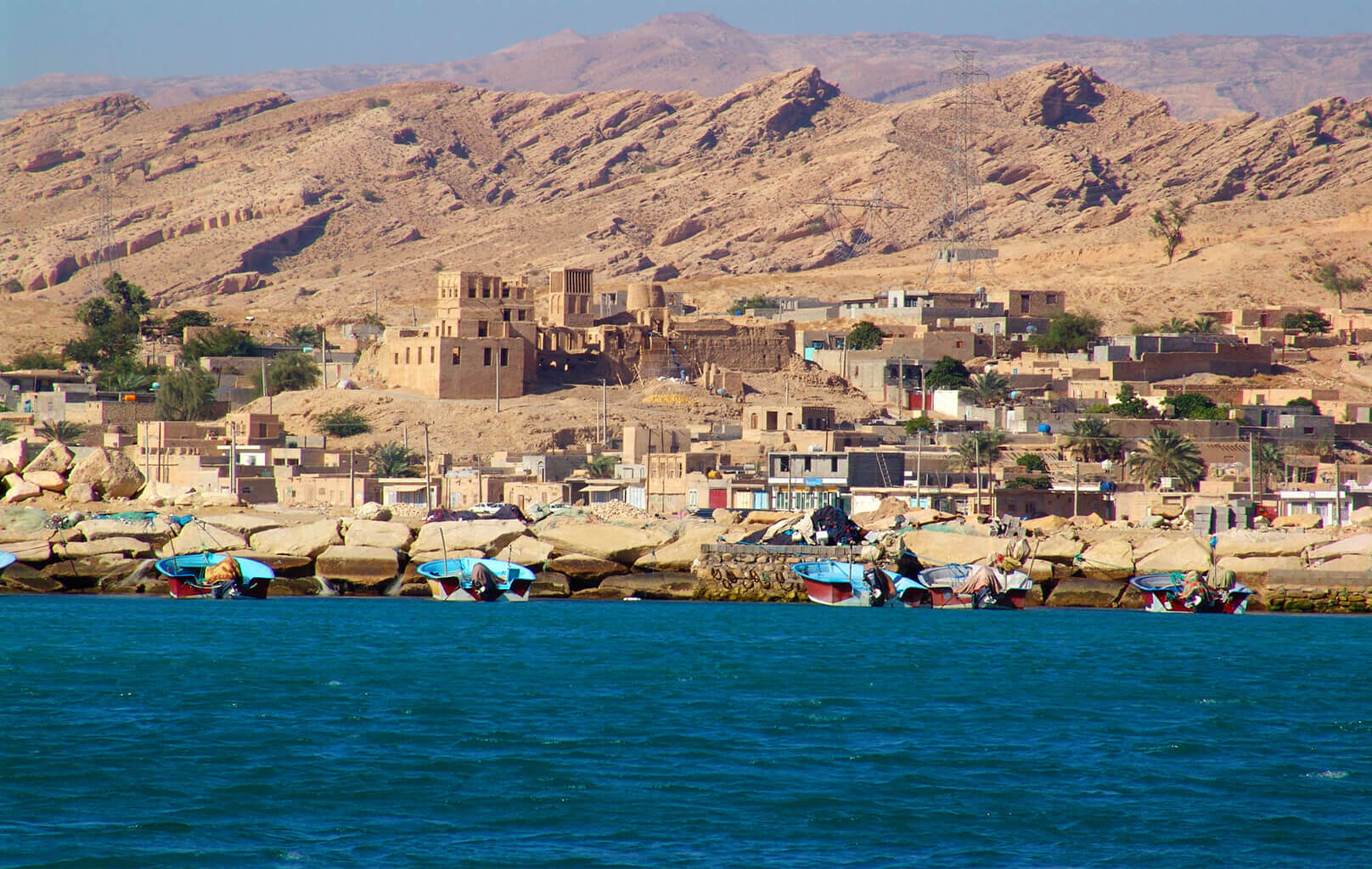 سيراف.. مدينة ساحلية مكتملة المرافق