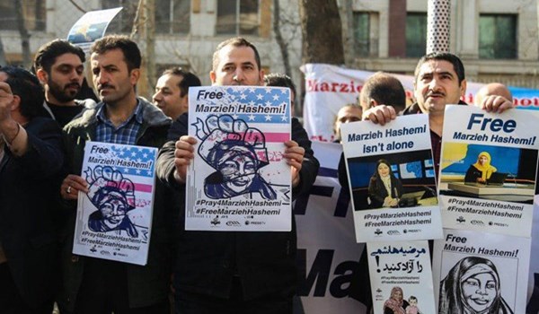وقفة احتجاجية في طهران على اعتقال اميركا لمذيعة "قناة برس تي في"