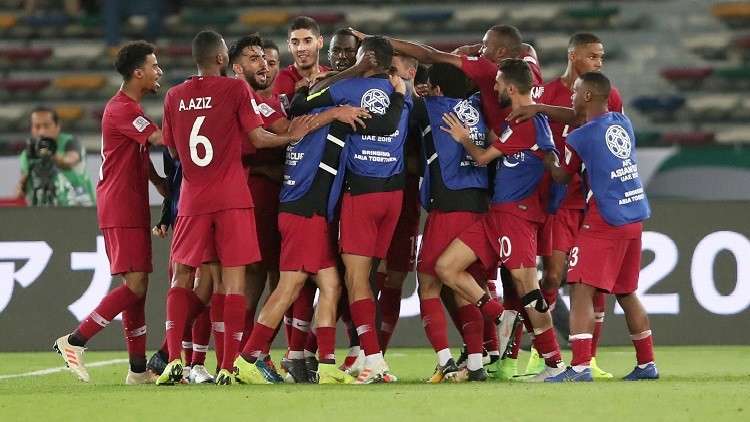 ضاحي خلفان "يسخر" من فوز قطر والامير يعلق