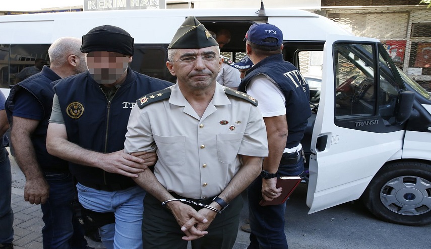 تركيا توقف عشرات الطيارين العسكريين