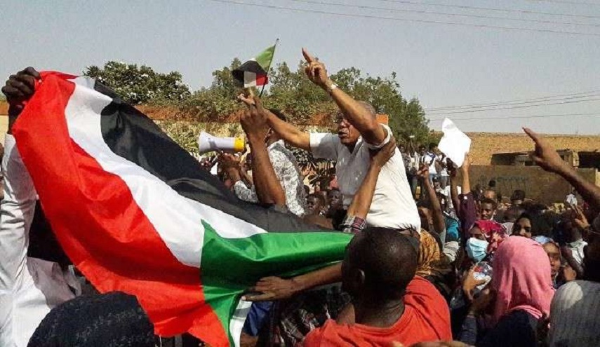 السودان.. حزب الأمة يعلن اعتقال أمينته العامة ونجلة زعيمه