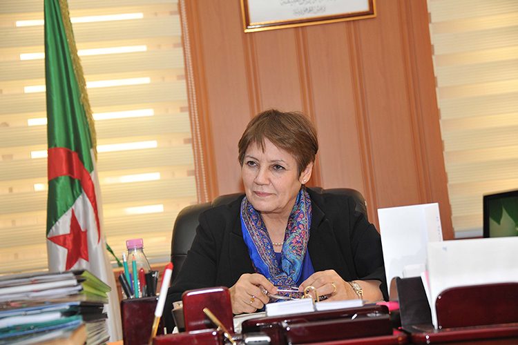 بعد فصل تلميذة... وزيرة التعليم الجزائرية تشعل الغضب بمنع الصلاة في المدارس
