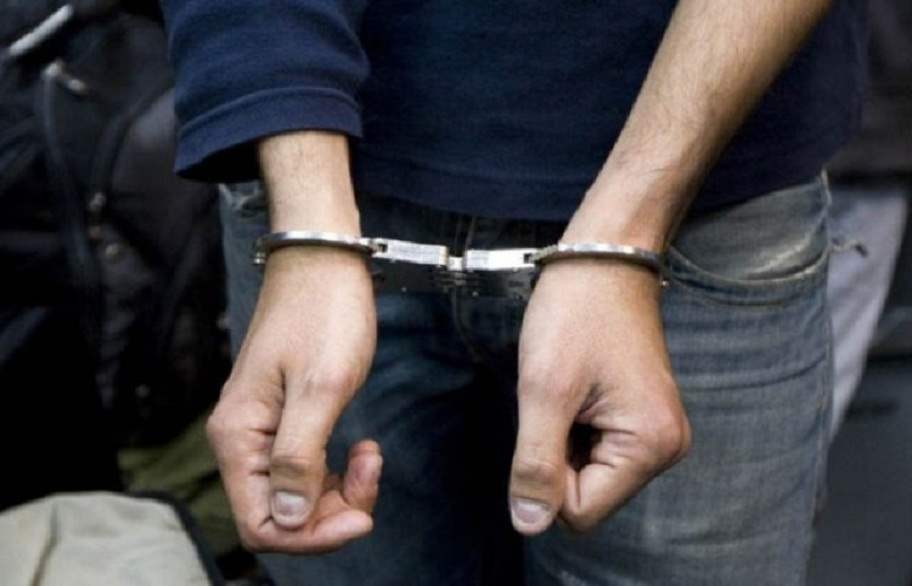 عملت في بيته كخادمة فدخلت عليه مدججة بالسلاح