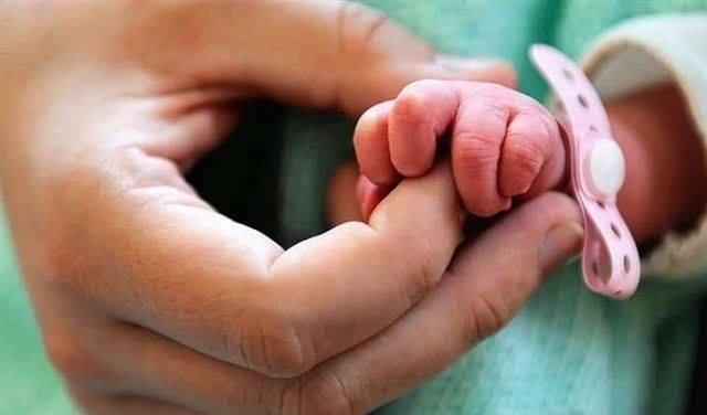 عاد للحياة بعد تأكيد وفاته 3 مرات… ما قصة “الطفل المعجزة”؟!