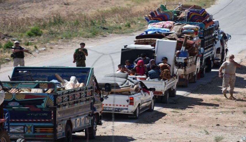  شاحنات تقل رجالا ونساء وأطفالا تغادر آخر جيب لـ