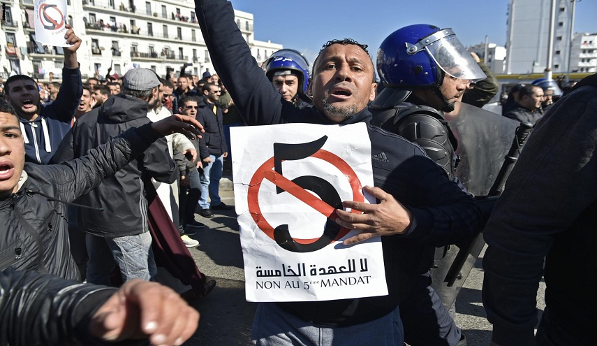جزائريون يدعون للمزيد من المظاهرات والسلطات تحذّر