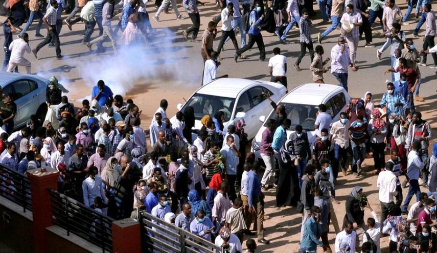 تجمع المهنيين في السودان يدعو للتظاهر فورا للرد على الحظر 