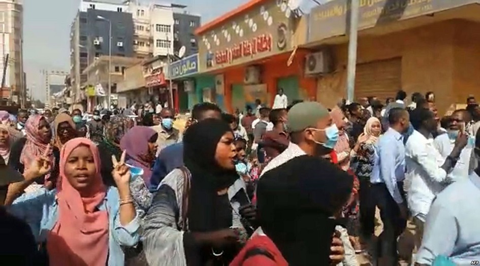 الجلد والسجن لتسع متظاهرات سودانيات