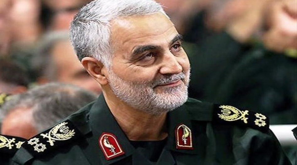 الإمام خامنئي يقلد اللواء سليماني "أرفع وسام حربي"