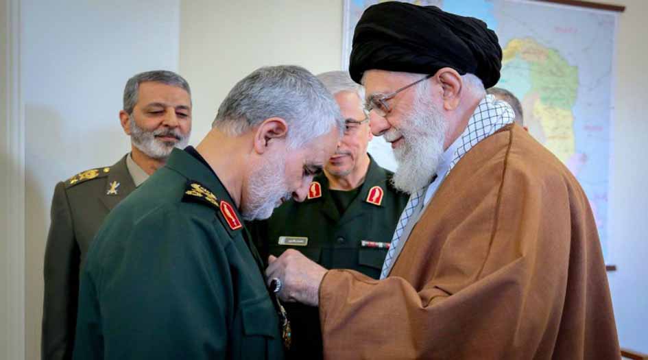 بالصور.. وسام ذوالفقار الذي تقلده اللواء قاسم سليماني من يد الإمام الخامنئي