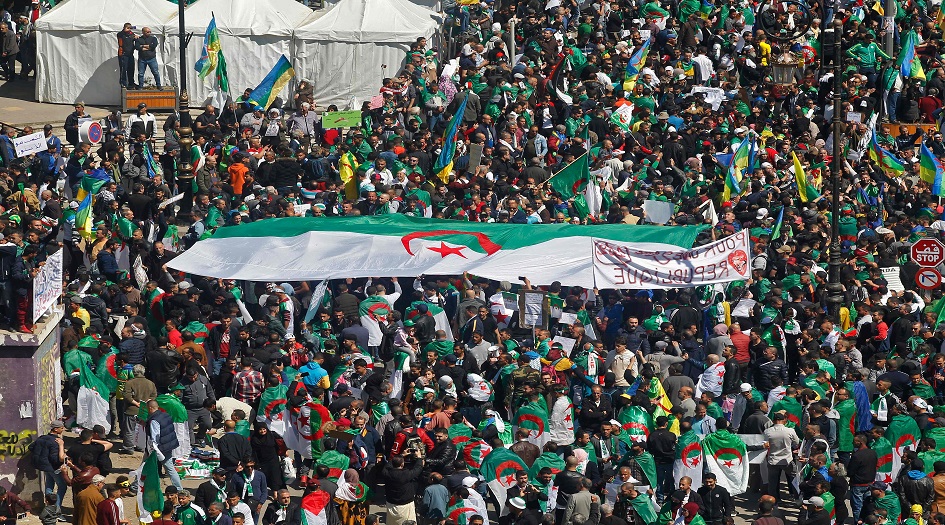مظاهرات مؤيدة لقائد الجيش الجزائري بعد تدخله الأخير في ملف الرئاسة