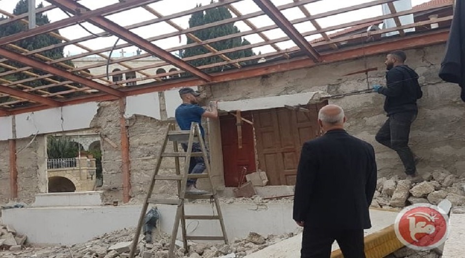 فلسطيني يهدم منزله في القدس بنفسه بأمر من سلطات الاحتلال !!!